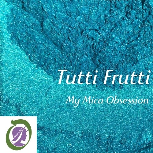 Light and dark blue colour sample depending on the angle of light on Tutti Frutti Mica